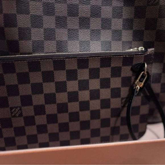 Louis Vuitton Neverful MM - Picture 10 of 13